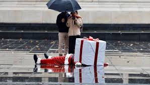 Une sculpture du street artiste toulousain James Colomina installée à Paris  pour dénoncer la surconsommation à Noël