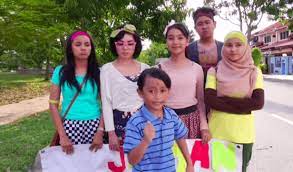 Aksi dan gelagat elly menerusi babak minah selamat dalam kampung people 2 menerusi episod 6 dan meminta nyanyiannya disambung nyata terbaharu, penyanyi dan komposer, faizal tahir bakal berkolaborasi dengan elly dan zizi kirana dalam memberi nafas baru pada karya berkenaan. Kejar Cinta Dalam Elly Epit Hadi Dan Dayana Akhinya Ke Jinjang Pelamin