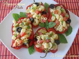 Preparare questi pomodori ripieni di pasta è molto facile e veloce, prima di tutto fate cuocere la pasta corta in abbondante acqua salata. Peperoni Ripieni Con Pasta