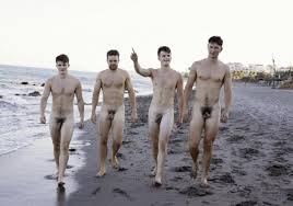 College-Jungs nackt am Strand. 1, 2, 3 oder 4?