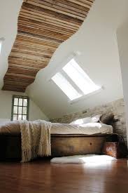 Rustikales Schlafzimmer Dachboden Holzlatten Decke Wellen Muster Deckengestaltung Design Fur Zuhause Moderne Deckengestaltung