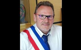 Municipales en Dordogne : Alain Marty a revêtu l'écharpe à Château-l'Évêque