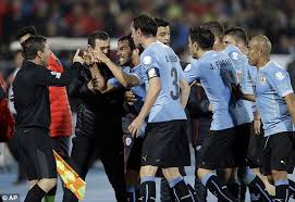 La selección nacional desafía este miércoles al conjunto oriental en la cancha del estadio nacional, en compromiso válido por los cuartos de final de la copa américa 2015. Copa America 2015 Chile 1 0 Uruguay Report Edinson Cavani And Jorge Fucile See Red As Hosts Progress Despite Carnage Daily Mail Online