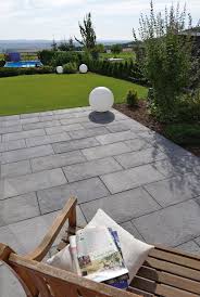 Yorktown Wie Von Hand Gearbeitet Die Klassisch Edle Oberflache Ist Dem Englischen Naturstein Blue Lias Abgeschaut Steinterrassen Natursteine Concrete Patios