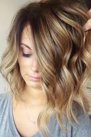 Des mèches grises avec du papier aluminium sur des cheveux brun cendré. 1001 Variantes Du Balayage Caramel Pour Sublimer Votre Coiffure