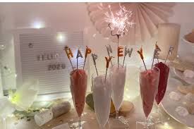 Wer sich einen groben rahmen für die silvesterparty zu hause wünscht, der kann eine kleine auswahl an typischen programmpunkten für die gäste zusammenstellen. Mottoparty Zu Silvester 10 Unschlagbare Ideen Pink Dots Partystore Deko Blog