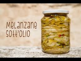 Mondate e sbucciate le melanzane quindi tagliatele a fette spesse circa 2/3 mm. Melanzane Sott Olio Ricetta Youtube