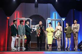 Lý nhã kỳ chọn trang phục khỏe khoắn đơn giản với sơ mi, áo thun, quần jeans khi đi thăm vườn và giúp nhân viên thu hoạch rau. Láº­t Táº©y Xuáº¥t Than Thá»±c Sá»± Va Ä'á»™ Giau Co Cá»§a Ly Nha Ká»³ Giau Co Cá»¡ Nao