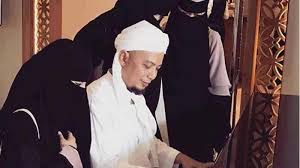 Usut punya usut, wanita yang akrab disapa yuni iitu merupakan putri dari mantan anggota dpr asal aceh yang bernama teuku djamaris. Kondisi Memilukan Istri Ke 3 Ustadz Arifin Ilham Di Makam Suami Sampai Bertemu Di Surga Surya