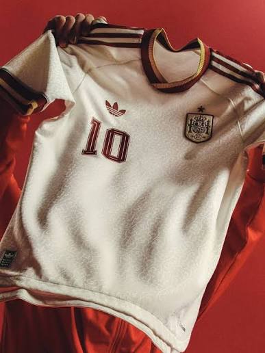 TÂY BAN NHA (SPAIN) 2026 WORLD CUP AWAY SHIRT Giá: 330.000 In ấn: +65.000 (chuẩn font cầu thủ, gồm patch) Size: S -> XXL Các bạn nhắn tin cho shop để được