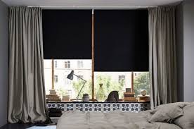 A Living Room With Large Windows U A Furnished With Black Tupplur Blackout Curtains And Thick Gray Curtains Curtains Ideas3 Tk Curtains Ideas 2018 Cortinas De Sala De Estar Cortinas Persianas Melhores Cortinas