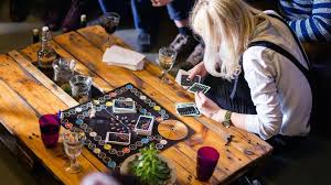 Des millions de gens apprécient les jeux de société et les jeux de cartes. Pourquoi Les Bars A Jeux De Societe Cartonnent