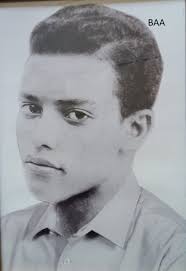 Jean BARRY, l'autodidacte devenu inspecteur Né vers 1933 à Houndé dans la  province du Tuy, le jeune Jean BARRY vivait en parfaite harmonie avec son  environnement quand à 7 ans, il fut