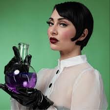 Lynn Meecham's Instagram, Twitter & Facebook