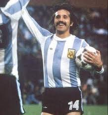 Mario alberto kempes, mejor conocido como el matador es un comentarista, entrenador y ex futbolista argentino. Retrospectiva Del Deporte Ha Fallecido Leopoldo Luque Delantero Internacional Argentino Campeon Del Mundo En Argentina 78 Descanse En Paz Le Recordamos En Retrospectiva Del Deporte Y Cromos De Futbol Leopoldo Jacinto