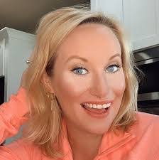 Kami Loucks's Instagram, Twitter & Facebook