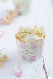 Limoncello Cupcakes Mit Weissen Johannisbeeren Lisbeths Rezept Limoncello Cupcakes Cupcake Topping