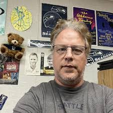 Robert Quinton's Instagram, Twitter & Facebook