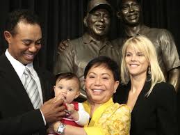 Tiger Woods Left With His Daughter Sam Mother Kultida And Wife Elin Nordegren Next To A Bronze Statue Bearing The Li Tiger Woods Celebrity Dads Girls Diary