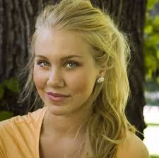 Vi har börjat segla tillbaka nu mot aten så igår var vi på poros igen. Isabella Lowengrip Blondinbellas Twitter