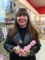 Sesso? Oggi cè meno trasgressione. Sex toys e lubrificanti i più venduti.  Il cliente più anziano? Ha 92 anni»