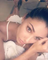 Belen Rodriguez, casco su misura per Santiago dopo la polemica