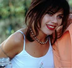 Al azar como el infierno... Solía estar enamorada de Vicki Vallencourt.  Lol.. Deja una foto de un personaje de televisión/película del que estabas  enamorado cuando eras joven.