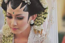 Acara pembuka yang dilaksanakan sebelum atau sesudah siraman ini bertujuan untuk memanjatkan doa pada yang maha kuasa agar kelak diberi kelancaran pada hari pernikahannya. Ilmu Pengasihan Agar Pangling Saat Jadi Pengantin