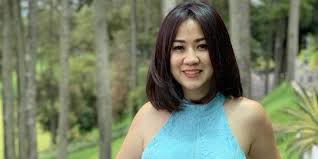Mengenal tante ernie, pemersatu bangsa yang viral, ternyata usianya sudah kepala 5. 7 Fakta Dan Potret Cantik Tante Ernie Si Seksi Pemersatu Bangsa Yang Viral Merdeka Com