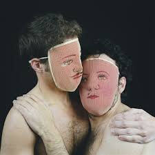 Sourrouille propone un recorrido metafórico por las estancias privadas de su vida, desde las más superficiales hasta las más íntimas, para explorar todos los aspectos de la. Eduardo Sourrouille