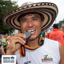 mondaymotivation 🏅😍💪 Happy faces after the last year's race. Only  #7weekstogo until we will celebrate the next #medalmonday. #berlin42 🎊