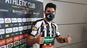 Loco abreu assume como técnico de time salvadorenho, mas sem pendurar as chuteiras. El Loco Abreu Presentado Con Un Equipo Y Anunciado A La Vez Con El Siguiente Su Club Numero 31 Futbol Internacional