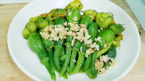 Pumpkin flowers with garlic