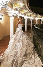 Pictures Of Melania Trump Wedding Dress And Her Engagement Ring The Cake Was The Biggest In The Trump Wedding Dress Trump Wedding Melania Trump Wedding Dress