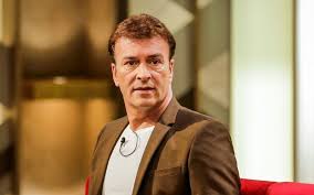 Tony carreira (born antónio manuel mateus antunes on december 30, 1963) is a portuguese musician. Tony Carreira Estava A 3 Horas De Distancia Quando Soube Do Acidente De Sara Carreira Vip Pt
