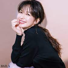 ひとつ結び 揺れピアス タートルを着る日の簡単まとめ髪 耳盛り baila 簡単 まとめ髪 美髪 レディース パーマヘア