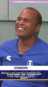 Qual foi, @aloisiochulapaoficial, tão tentando te complicar aqui, cara...  🤣 Descrição da imagem: Deborah Secco, Aloísio Chulapa, Igor Rodrigues e  Magno Navarro, todos de uniforme azul, sentados no ...