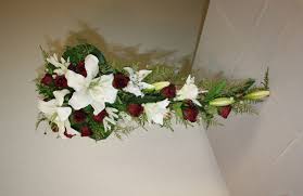 Gelbe cymbidium und samtig rote rosen mischen sich perfekt mit rostorangen callas und saisonalem grün. Lilienbrautstrauss Mit Kleinen Rosen Hochzeitsdekorationen