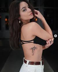 Vanessa hudgens had an early love of show business that drove her to perform in local musical productions by the age of eight. Vanessa Hudgens Tira A Blusa Para Mostrar Sua Nova Tatuagem De Anjo Feminino Nu Nas Redes Monet Celebridades