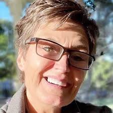 Kelly Brink's Instagram, Twitter & Facebook