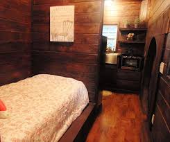 Ab Ins Auenland Hobbit Haus Auf Radern Fans Von Herr Der Ringe Und Der Hobbit Saga Mochten Ihr Leseabenteuer Nicht Hobbithaus Haus Auf Radern Hobbit Hauser