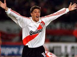 A negociação se arrastou por quase uma semana e, além do assédio de outros clubes e até a seleção chilena ao. Raio X Hernan Crespo Atacante Argentino Fez Historia Na By Veronica Jensen Blog De Bate E Pronto Medium