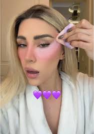 Prueba del nuevo maquillaje lila de Huda Beauty