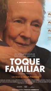 A estreia tocante de Sarah Friedland na direção, "Toque Familiar", que  conquistou três prêmios no Festival de Veneza, chega dia 18 de Setembro nos  cinemas do Brasil. , Ruth Goldman, uma idosa que ...