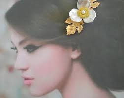 Parure cheveux sur peigne ref tamara doré fleur nacrée blanche ivoire  feuillage et strass de swarovski