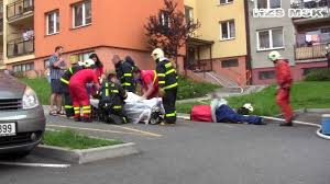 Rozebírají materiál v místě požáru, oheň dohašují a požářiště hlídají. 30 7 2011 Ostrava Poruba Pozar Vyskove Budovy Youtube