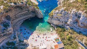 Esta playa de croacia se encuentra en la ensenada protegida de oprna bay. Las 6 Mejores Playas De Croacia Imanes De Viaje