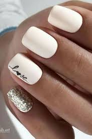 Cuando las uñas estén cortas y delimitadas, sumerge un pedazo de algodón del tamaño de una uña en acetona pura y luego colócalo sobre cada una de las uñas. 79 Ideas De Unas Acrilicas Cortas En 2021 Manicura De Unas Manicura Manicura Para Unas Cortas