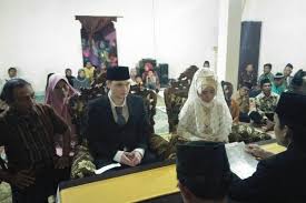 Selepas melaksanakan kewajiban hidupku yang pertama yaitu sholat shubuh di suatu pagi di kampung teja desa bugel kecamatan ciawi tasikm. Kisah Haru Perjuangan Bule Selandia Baru Nikahi Gadis Asal Wonogiri Halaman All Kompas Com