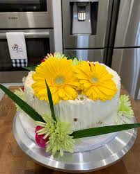 What a blessing and honour it was to help celebrate a beautiful Mamma's  85th birthday! @joyce.perri thank you for choosing @queen.b.baking 🩷🌸💛  🍁Maple-Bourbon Cake🎂 Queen B, baking you smile!😊 #happybirthday  #celebrate #celebration #